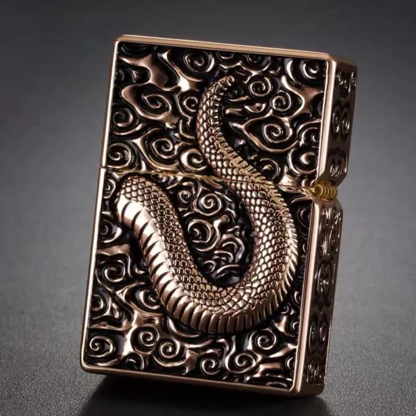Briquet Serpent Cobra Texture en Laiton Arriere Briquet Serpent Cobra Texturé Laiton