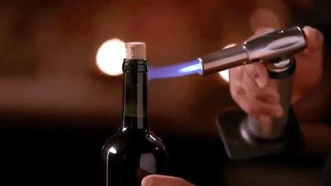 Comment Ouvrir une Bouteille de Vin Avec un Briquet