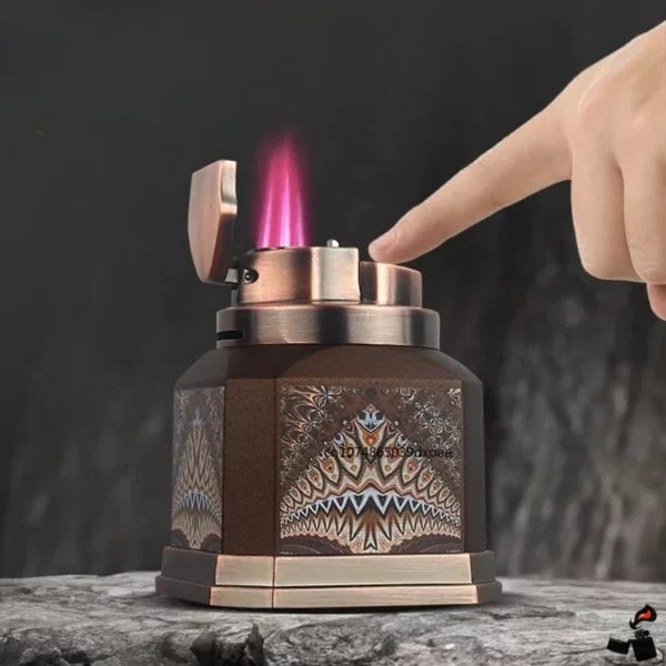 HONEST Briquet de Table à Gaz – 4 Flammes Rouges Puissantes, Coupe‑Vent, Allumage Pression – Cadeau Business Haut de Gamme Allumé