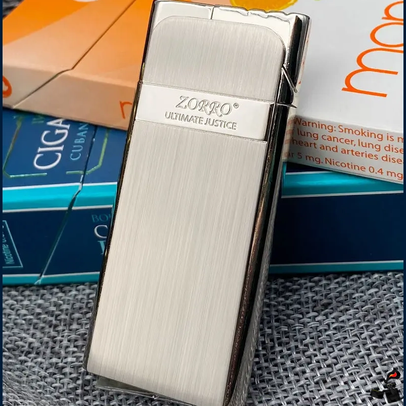 ZORRO Briquet Ultra-Fin Métal Laqué Flamme Douce 13 ZORRO Briquet Ultra-Fin Métal Laqué Flamme Douce Argenté