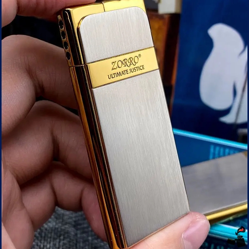 ZORRO Briquet Ultra-Fin Métal Laqué Flamme Douce 8 ZORRO Briquet Ultra-Fin Métal Laqué Flamme Douce Main