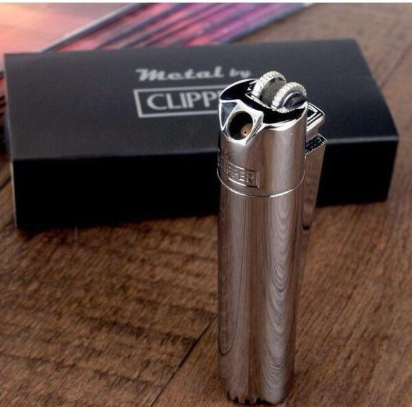 briquet stylé en métal Clipper incliné