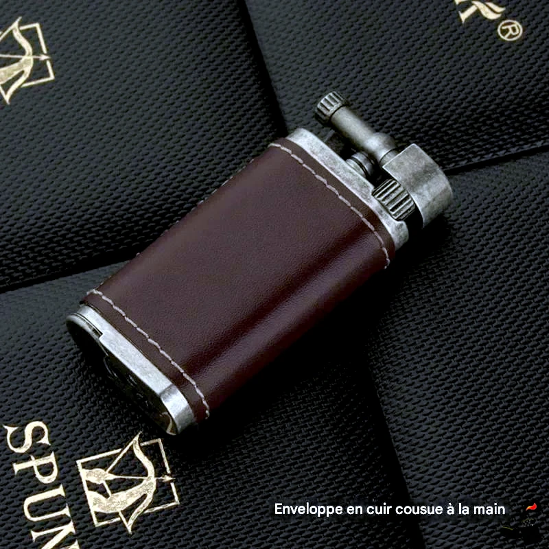 Briquet Pipe 45° – Outil Intégré - Réglage de Flamme | Briquet-Tek 6 Briquet Pipe Flamme 45° Métal Premium, Silex, Réglage Cuir