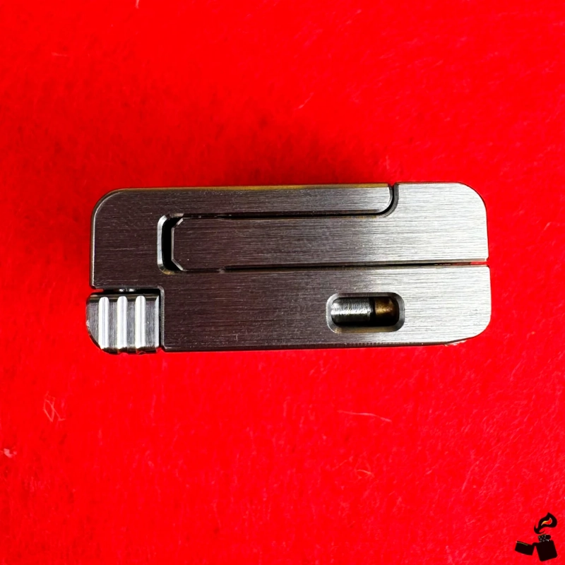 Briquet Mini Titane CNC Essence 9 Briquet Mini Titane CNC Essence Dessus
