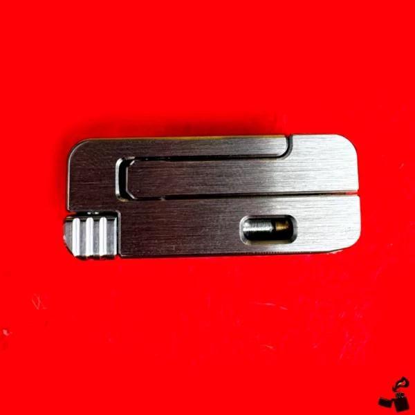 Briquet Mini en Titane – Compact Haut de Gamme Essence Dessus