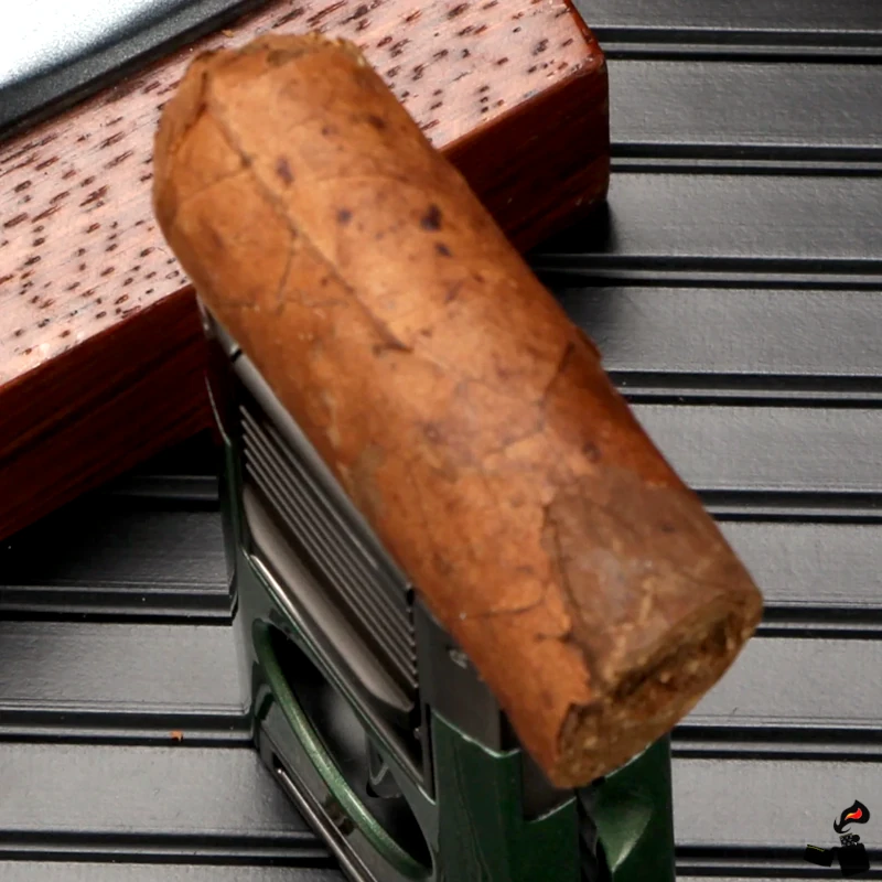 Briquet à cigare LUBINSKI double torche silencieuse avec coupe-V et support intégré 2 Briquet à cigare LUBINSKI double torche silencieuse avec coupe-V et support intégré Support