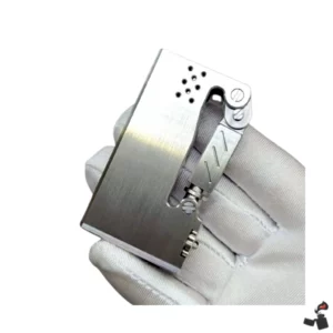 Briquet Essence Rétro en Titane à Éjection Manuelle