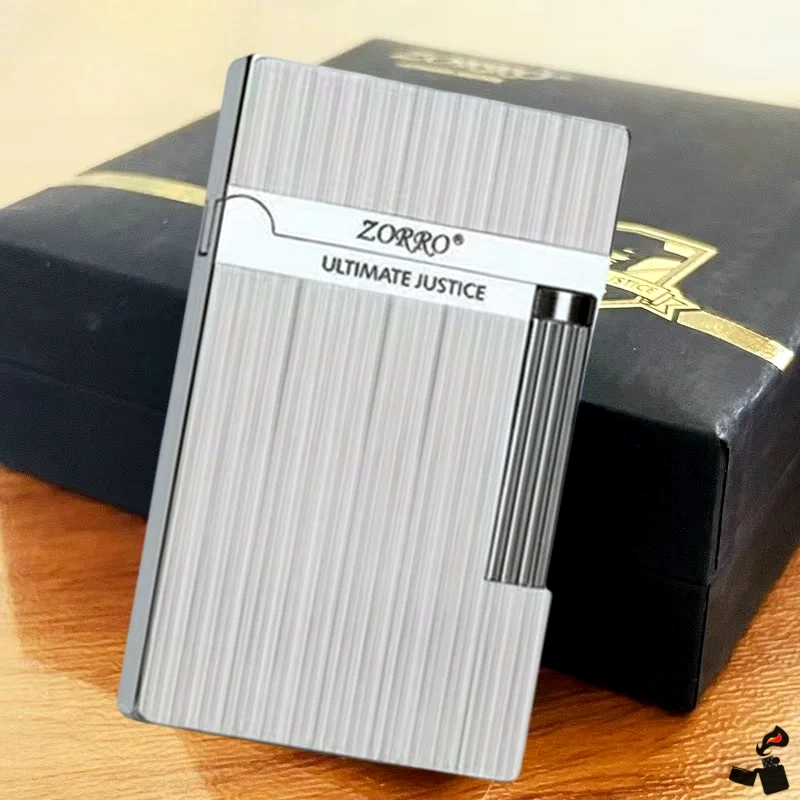 ZORRO Briquet à Essence Finition Brossée et Laquée 11 ZORRO Briquet à Essence Finition Brossée et Laquée Argenté Boîte
