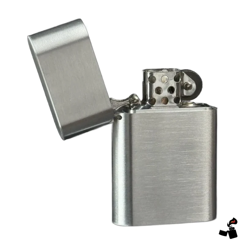 Briquet à essence en alliage d'aluminium brossé, capot ouvert